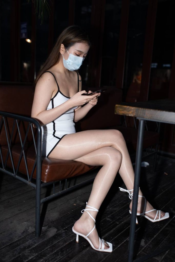 图片[1]-白黑拼色吊带裙，清冷辣妹感拉满-桃雾阁