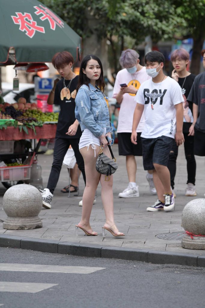 图片[2]-穿牛仔外套配黄色短上衣的街拍美女，元气又吸睛-桃雾阁