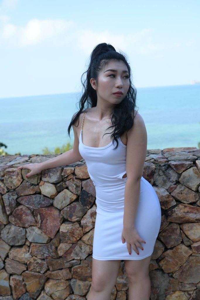 图片[2]-修身白色包臀裙，海岸轻熟气质美女-桃雾阁