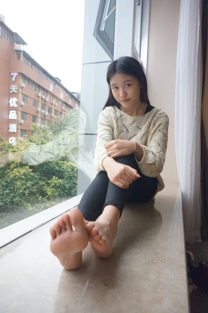 图片[1]-米白毛衣格子袜少女，温柔又治愈。-桃雾阁