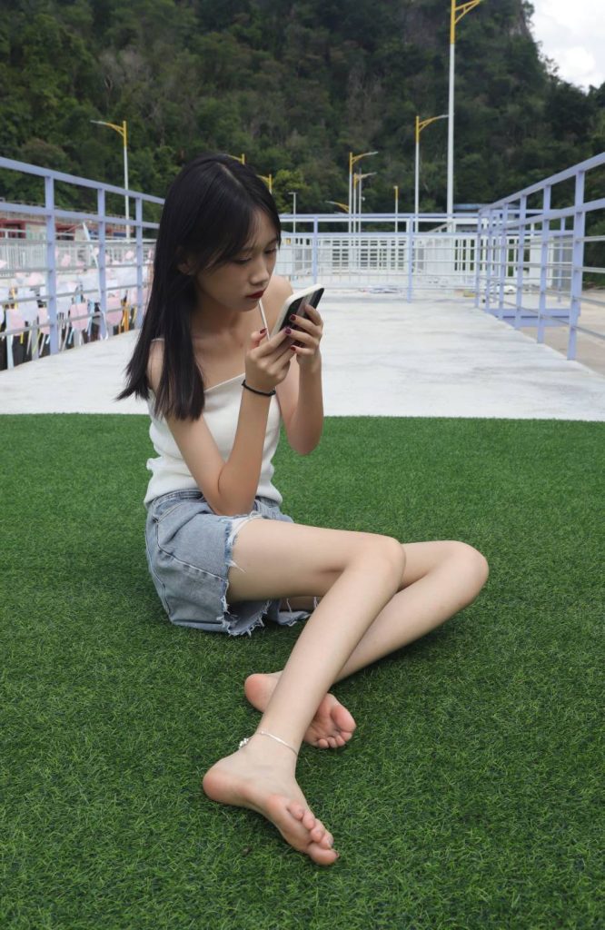 图片[1]-休闲清爽穿搭少女，简约又有气质。-桃雾阁