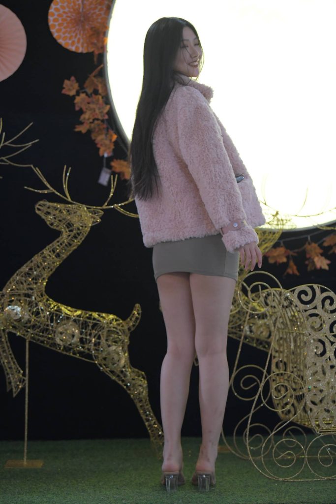 图片[2]-粉色毛绒外套，温柔甜系氛围感美女-桃雾阁