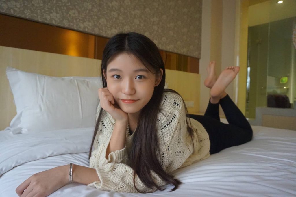图片[3]-米白毛衣格子袜少女，温柔又治愈。-桃雾阁