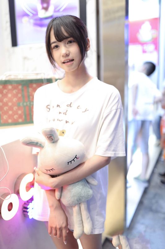 白T牛仔短裤少女，休闲随性又清甜。-桃雾阁