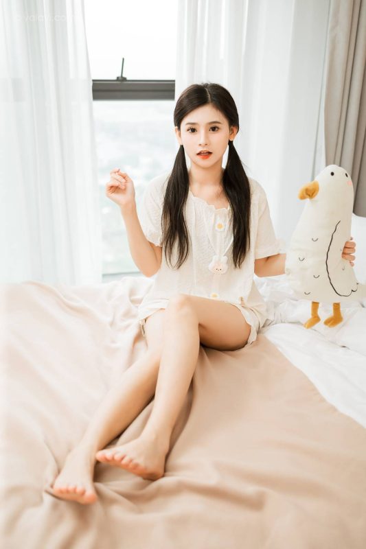 米白睡衣双马尾少女，软萌又治愈。-桃雾阁