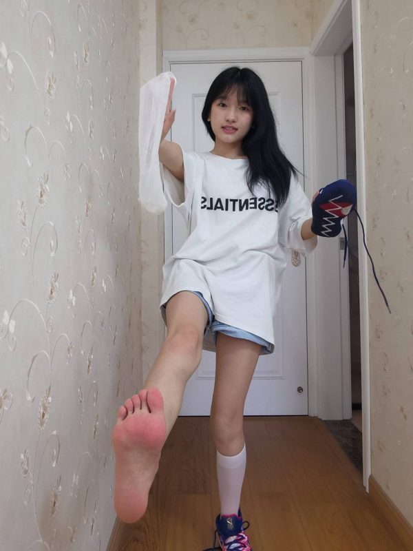 白T牛仔短裤少女，元气又俏皮。-桃雾阁